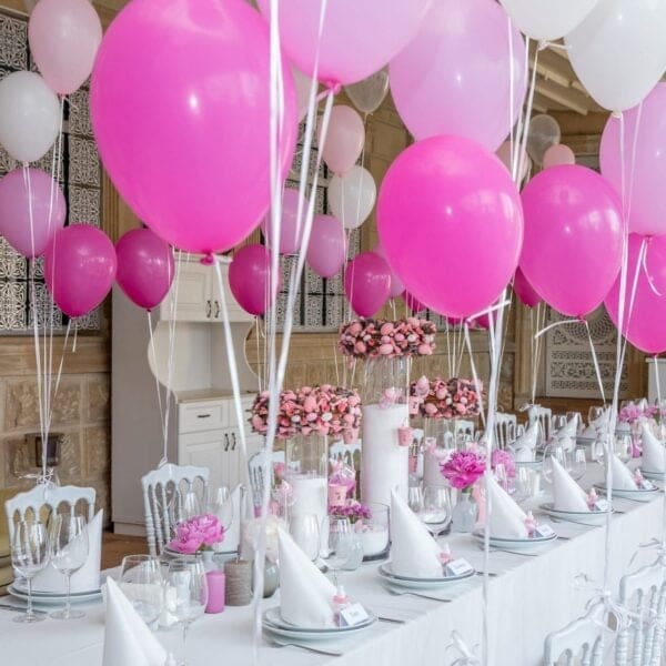 Impactful decoration for your perfect wedding: Balloon bouquets for every chair.